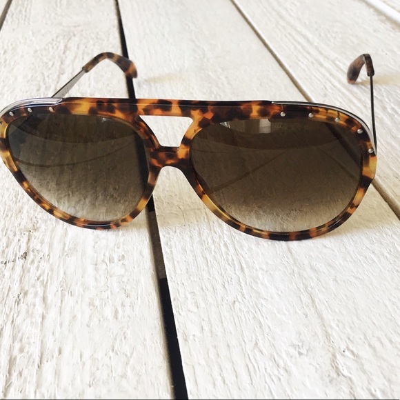 Alexander McQueen Accessories - 🏷SALE Alexander McQueen AMQ 4240 Sunglasses